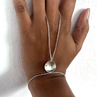 Main de Sarah bâtée, argent & pépites d’or 18 carats