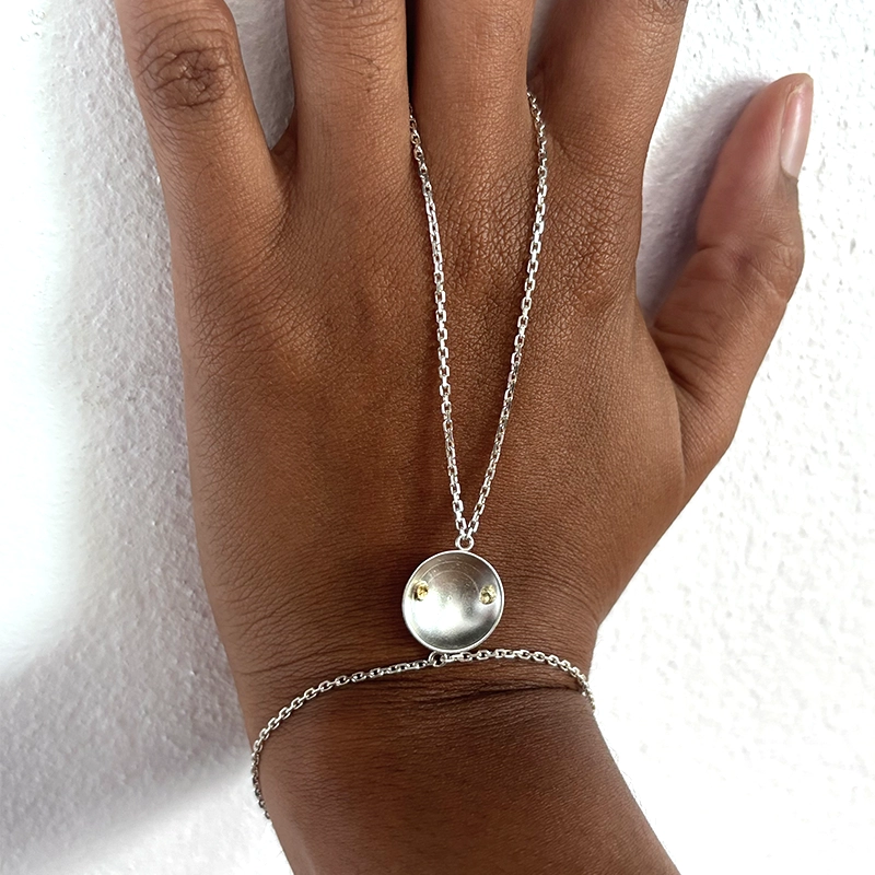 Main de Sarah bâtée, argent & pépites d’or 18 carats